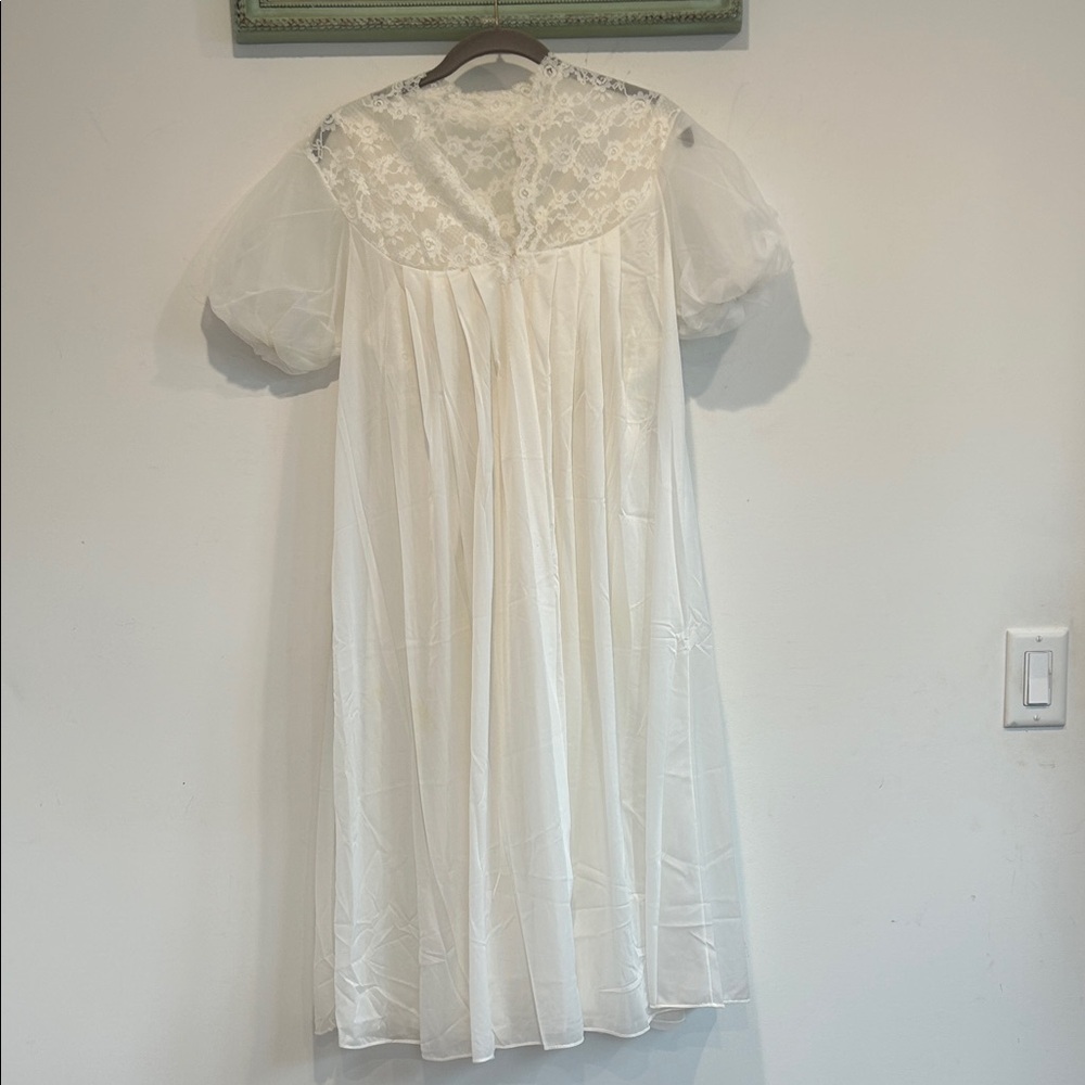 Vintage 60s Women’s Lace Yoke Nightgown robe set bridal white 34 nylon